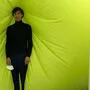 Alfredo Barsuglia vor seinem "Greenscreen" in der Galerie Zimmermann Kratochwill in Graz