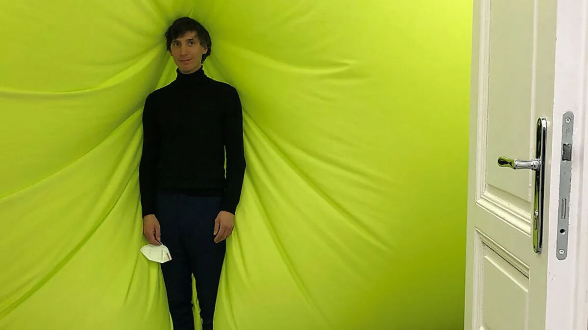 Alfredo Barsuglia vor seinem "Greenscreen" in der Galerie Zimmermann Kratochwill in Graz