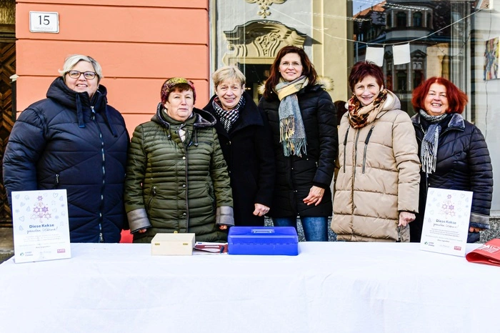 Sehr groß war der Andrang und innerhalb von zwei Stunden waren alle Päckchen verkauft, ein voller Erfolg und ein großartiges Beispiel der Hilfsbereitschaft für in Not geratene Menschen.