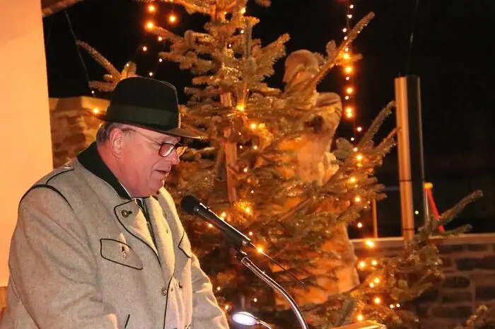 Bürgermeister Johann Schmid (Foto) hielt eine kurze Rede, in der er über seine einprägsamen Gedanken zur Jahreswende sprach.