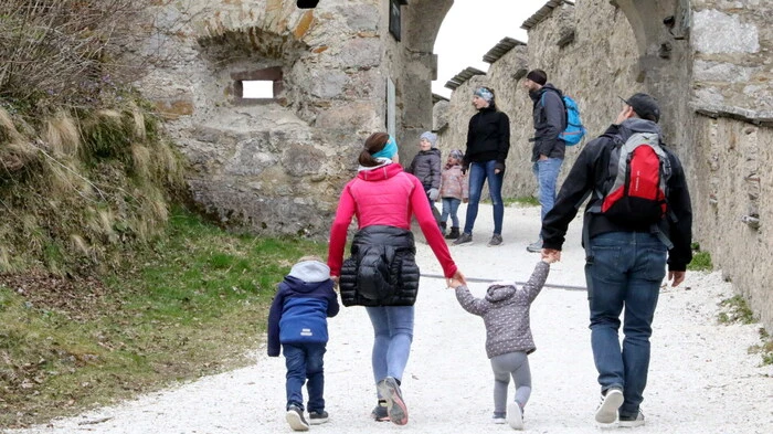 Auch wenn die niedrigen Temperaturen zu wünschen übrig ließen: Besonders Familien mit Kleinkindern hatten sich am Wochenende Richtung Hochosterwitz nahe Launsdorf aufgemacht, um die Burg in ihrer Vielfältigkeit zu entdecken. 