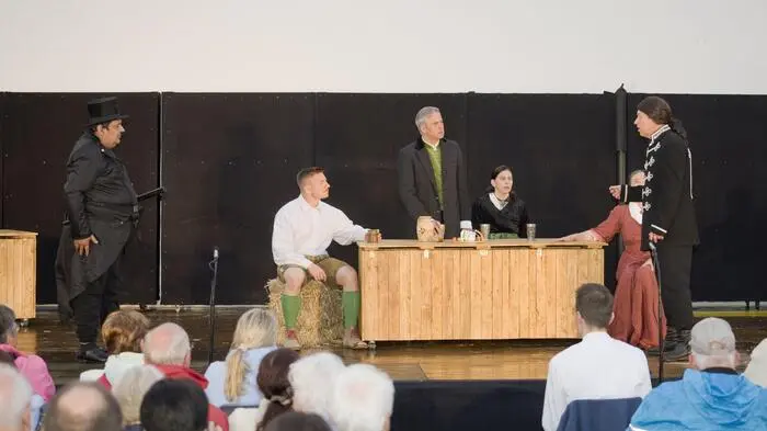 Anlässlich des 800-Jahr-Jubiläums von Knittelfeld führt das Theater Phoenix „Der Bürgermeister“ von Alfred Seebacher-Mesaritsch in einer Bearbeitung von Jürgen Gerger im Innenhof des Hauses der Vereine auf. 