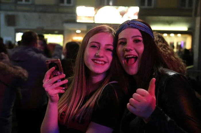 Die Stimmung auf dem Hauptplatz war fröhlich und ausgelassen. Viele feierten das neue Jahr 2019 mit ihren Familien und engsten Freunden.