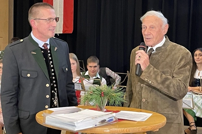 Diese zwei Herren haben die Schule geprägt: Alfred Pretzler begann 1973 in der neuen Schule als Direktor und führte sie bis zu seinem Ruhestand rund 25 Jahre, ebenso lange ist Peter Prietl im Dienst