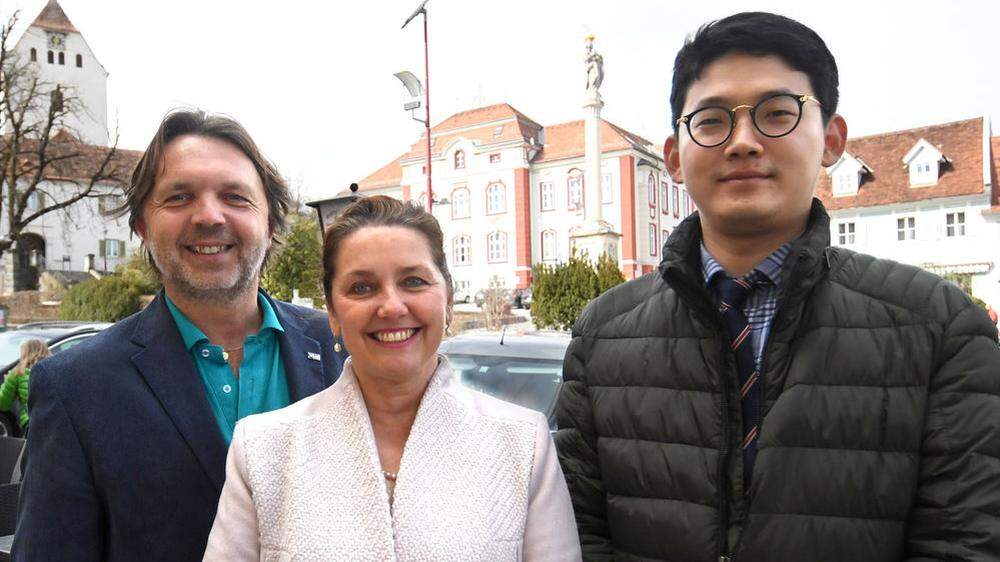 HAK-Lehrer Anton Edl und Vizebürgermeisterin Iris Thosold mit Woong-Gi Sung aus Daegu