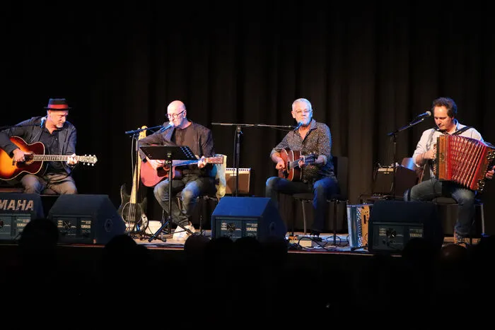 Ossi Huber und Band von Links: Didi Baumgartner (Gitarre), Ossi Huber (Bass), Dragan Janjuz (Gitarre) und Klaus Tschaitsmann (Steirische Harmonika).