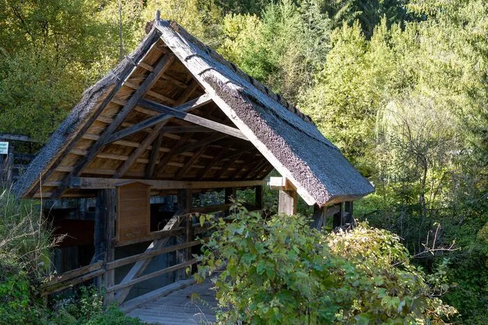 Ströhberne Bruck'n in Edelschrott: Ursprünglich diente die denkmalgeschützte Brücke der Überquerung der Teigitsch und der Verbindung zwischen Edelschrott, Modriach und St. Martin am Wöllmißberg. Die Brückenkonstruktion besteht aus einem doppelten Hängewerk mit zwei Hängestützen in den Drittelpunkten und ist 11,5 Meter lang.