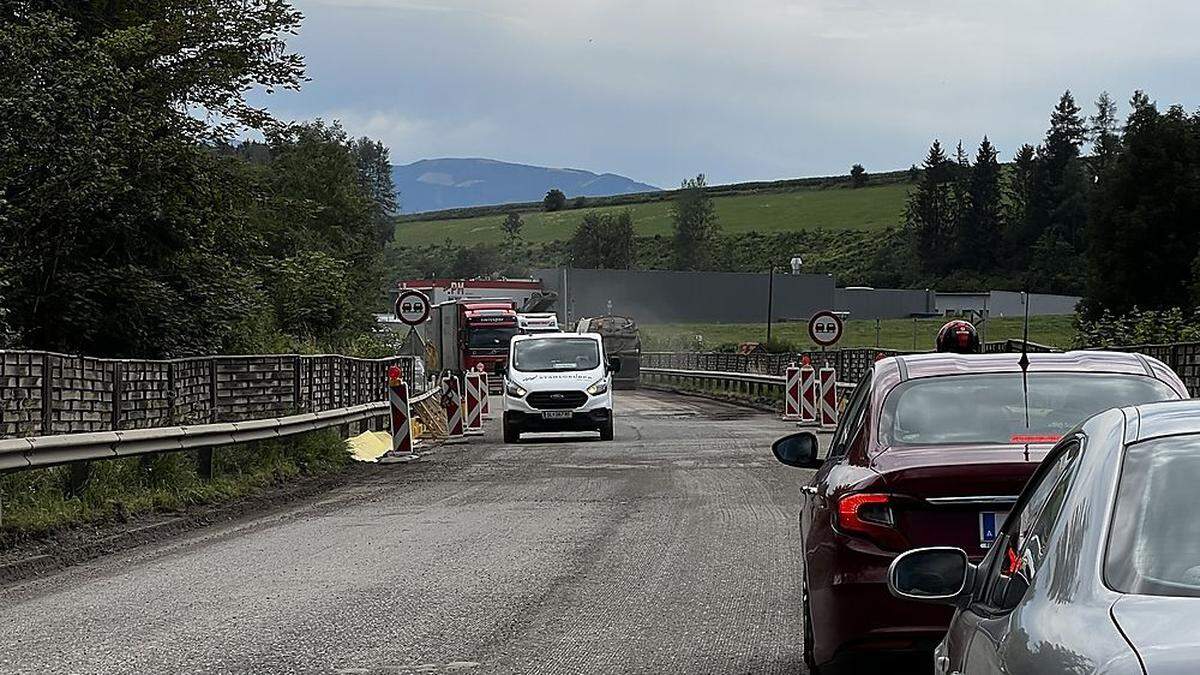 Während der Arbeiten wird der Verkehr wechselweise angehalten