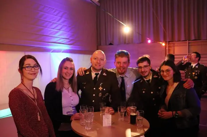 Neben den Besucherinnen und Besuchern, ließen sich auch Feuerwehrmitglieder der Wehren Rettenegg, St. Kathrein am Hauenstein, Falkenstein und St. Jakob im Walde das Spektakel nicht entgehen.