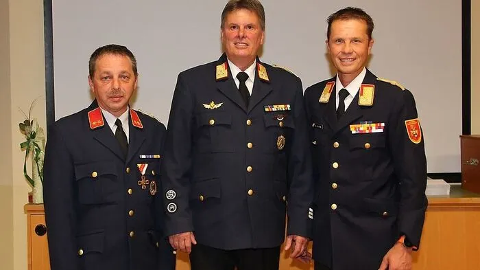 Von links: Horst Dionisio und Ludwig Konrad mit Landesfeuerwehrkommandant Rudolf Robin 