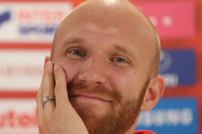 "Ich werde mit David nicht besprechen können, ob es besser ist, meinem Sohn um elf in der Nacht das Flascherl zu geben oder um eins in der Früh." Team-Tormann Robert Almer in einem Interview in "Frühstück bei mir" über die Gesprächsbasis mit dem acht Jahre jüngeren Teamkollegen David Alaba.  