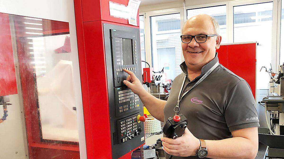 Erich Hoffelner in „seiner“ top ausgerüsteten mechanischen Lehrwerkstatt für Ausbildung auf höchstem Niveau 