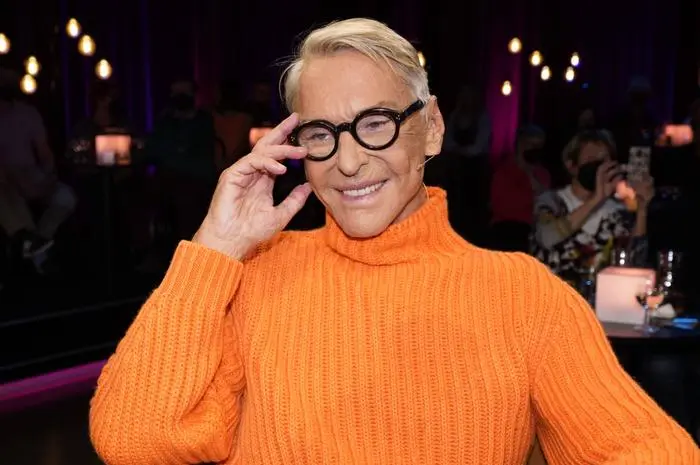  Wolfgang Joop bei der Aufzeichnung der MDR/rbb-Talkshow Riverboat im Studio A im RBB-Fernsehzentrum. Berlin, 04.11.2022 *** Wolfgang Joop at the recording of the MDR rbb talk show Riverboat in Studio A at the RBB Television Center Berlin, 04 11 2022 Foto:xT.xBartillax/xFuturexImage