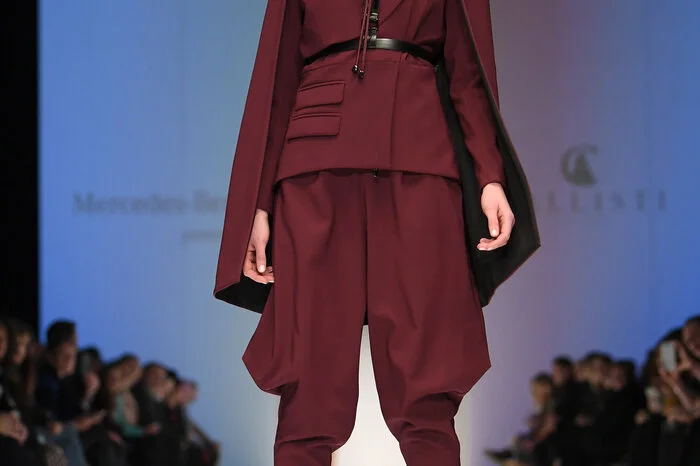 Zu sehen gab es rund 30 Damen-Outfits in zumeist gedeckten Farben, mit figurnahen Schnitten und der Callisti-typischen Mischung aus sehr maskulinen Looks mit Military-Anklängen, aber auch mit starken sinnlich-femininen Akzenten. Die Herbst/Winter-Kollektion 2018/19 ist gewohnt figurbetont und reduziert. Ausladende, opulente Röcke wurden mit knappen Oberteilen gepaart. Mitunter waren im E-Werk in Berlin Mitte, dem Hauptveranstaltungsort der Fashion Week, Anklänge des Kinomo- und Samurai-Styles zu entdecken.