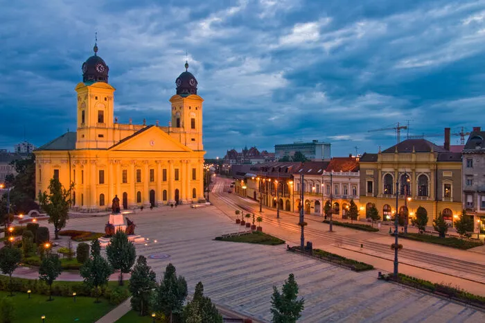 Debrecen, die zweitgrößte, im Herzen des günstigen Landes gelegene Stadt, steht völlig grundlos im Schatten von Budapest. Dank sieben verschiedener Low-Budget-Airlines öffnet sich die Stadt für internationale Besucher. Man findet nicht nur Geschichtliches, es gibt dank moderner Einflüsse auch eine lebendige Kunstszene und Festivals auf den sommerlichen Straßen. Das Besondere an Debrecen ist allerdings die Lage am Rand der Puszta. Hier findet man die ungarischen Cowboys, und nicht nur dank des Hortobágy-Nationalparks wirkt die Region noch immer genau so, wie Romantiker sich das traditionelle Ungarn vorstellen.