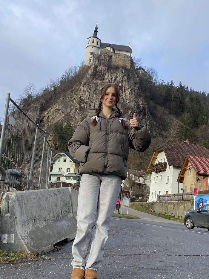 Blick auf die Freiensteinerkirche: Tabea Folnek an ihrer Bushaltestelle