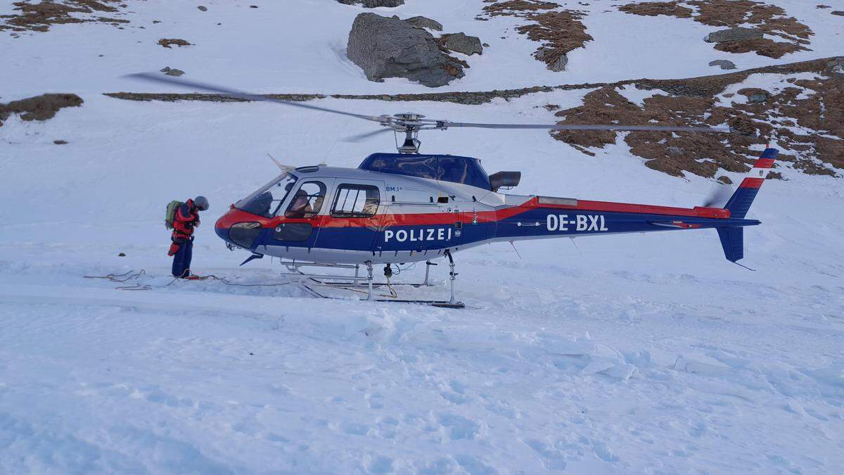 Der Polizeihubschrauber Libelle konnte die beiden Personen bergen (Archivfoto)