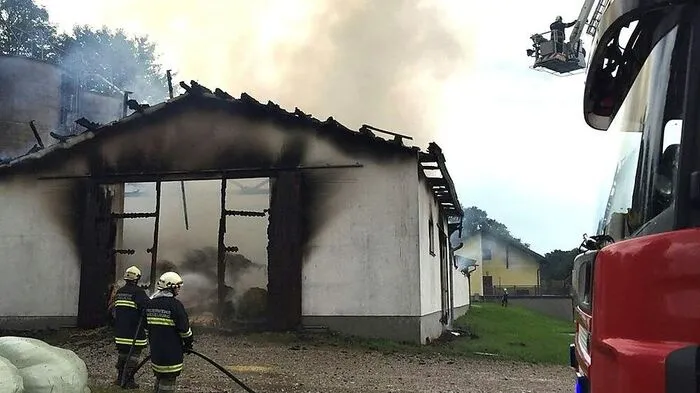 Der Stall wurde ein Raub der Flammen