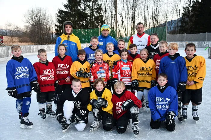 Sebastian und Johann Granig sowie Roman Scharniedling (hinten) mit einem Teil der Kinder, die in Göriach gern zum Training kommen.