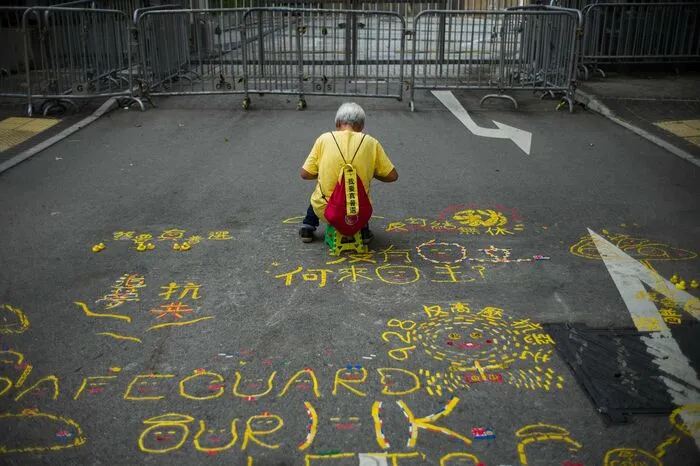 ... Der Volkskongress in Peking hatte zwar direkte Wahlen in Hongkong erlaubt, aber den Wählern eine freie Nominierung der Kandidaten verweigert. Daran hatten sich die Proteste in der früheren britischen Kronkolonie entzündet. Hongkong gehört seit 1997 als Sonderverwaltungsregion zu China, wird aber nach dem Grundsatz "ein Land, zwei Systeme" autonom regiert.