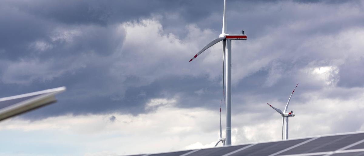 Windräder oder Photovoltaikanlagen: Das neue Gesetz soll schnellere Verfahren bringen.