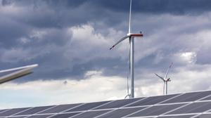 Windräder oder Photovoltaikanlagen: Das neue Gesetz soll schnellere Verfahren bringen.