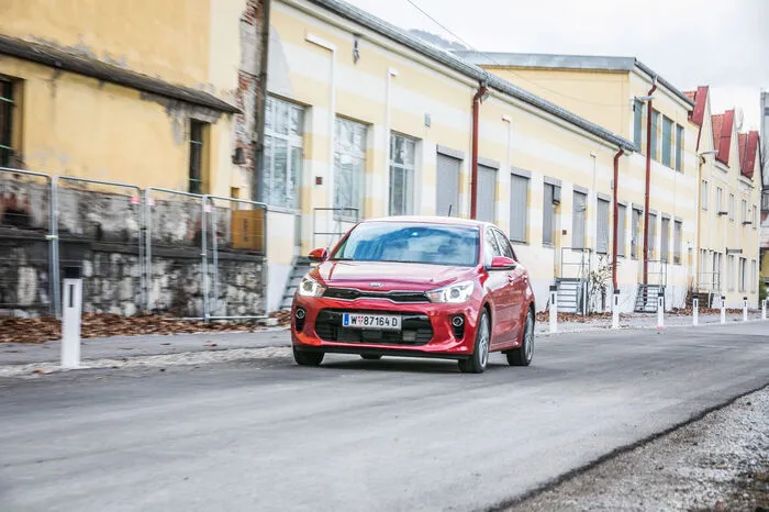 Kia Rio: KARNEVAL IN SÜDKOREADie Neuauflage des weltweit beliebtesten Südkoreaners tritt deutlich selbstbewusster auf. Auch in seiner jüngsten Auflage bleibt er sich grundsätzlich treu. Das bedeutet: Er will einfach ein rundum gelungener Kleinwagen sein. Entsprechend ambitioniert ist sein Konzept: Um nur 1,5 Zentimeter gewachsen, bleibt er knapp dran an der obligatorischen Vier-Meter-Grenze. Die um wenige Millimeter breitere und niedrigere Karosserie sorgt in Verbindung mit längerem Radstand und kürzeren Überhängen aber nicht nur für eine knackigere Optik, sondern auch für mehr Bewegungsfreiheit im Innenraum – ohne aber einen größeren Parkplatz zu brauchen. Kleinwagen – das bedeutet heute auch modernste Sicherheitstechnik. So verfügt der Rio neben LED-Licht über einen Notbremsassistenten mit Fußgängererkennung sowie einen Spurhalteassistenten, der sogar beim Zurücklenken sanft nachhilft. Infotainment? Gibt es, undzwar jede Menge. Der sieben Zoll große Touchscreen bündelt allerlei Funktionen, von Bluetooth über modernste Smartphone-Konnektivität bis hin zu digitalem Radioempfang.TECHNIK IM BLICKNiedrigster CO2-Wert: 98 g/kmGeringster Verbrauch: 3,8 Liter DieselKofferraumvolumen: 325 bis 980 LiterAbmessungen: 4065/1725/1450 mm L/B/HMotoren: 3 Benziner mit 84 bis 120 PS, 1 Dieselmit 90 PS