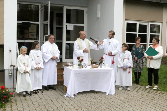 Zur Segnung konnte Dechant Lawrence Pinto (Mitte) am Welttierschutztag vor dem Pfarrzentrum zahlreiche Tierliebhaber willkommen heißen. 