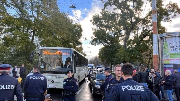 Proteste der Umwelt-Aktivisten haben auch die steirische Landeshauptstadt erreicht: Am Montag haben sich drei Aktivisten am Opernring festgeklebt und blockieren den Frühverkehr.