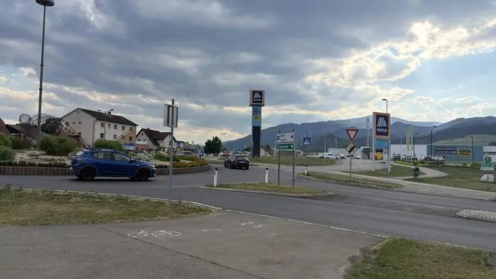 Derzeit fehlen die Bodenmarkierungen rund um den Kreisverkehr