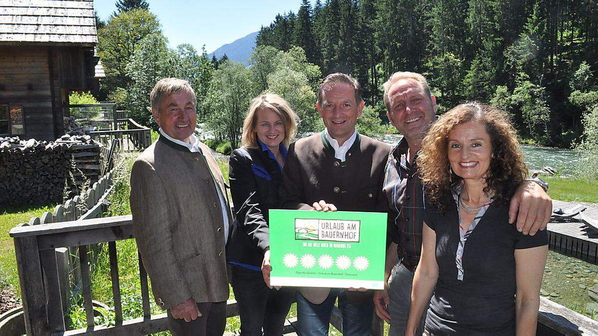 Hubert Reiner, Edith Sabath-Kerschbaumer und Christian Benger überreichten  fünf Blumen an Heinz und Gerhild Hartweger