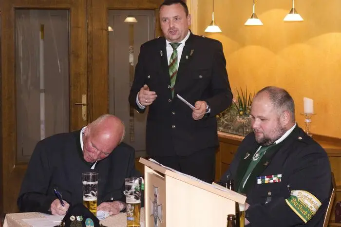 Bei den Ehrungen erhielten Mitglieder Auszeichnungen für langjährige Mitgliedschaft.