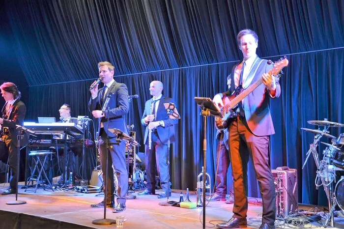 Musikalisch unterhielt die Band Show- und Galaband "Esprit"...