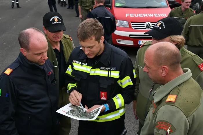 Nach dem Sammeln und Formieren der Züge gestern ab 14 Uhr, am Gelände der Landwehr Kaserne in St. Michael in der Obersteiermark, verlegten die Einsatzkräfte mit Abfahrt um 15:20 Uhr über die A9-Pyhrnautobahn ihren Standort nach Linz, in die alte Ebelsberg-Kaserne, heißt es vom Landesfeuerwehrverband.