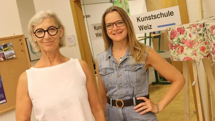 Obfrau Anita Buchgraber (rechts) mit Obfrau-Stellvertreterin Gudrun Eggenreich in der Kunstschule in Weiz