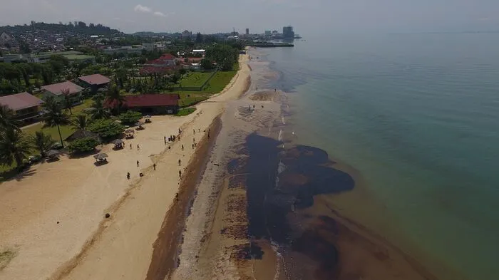 Seit dem Wochenende sind die Behörden bemüht, die Gefahr einer Ölkatastrophe durch eine leckgeschlagene Pipeline einzudämmen. Nach bisherigen Angaben ist Borneos Ostküste auf einer Länge von 60 Kilometern betroffen.