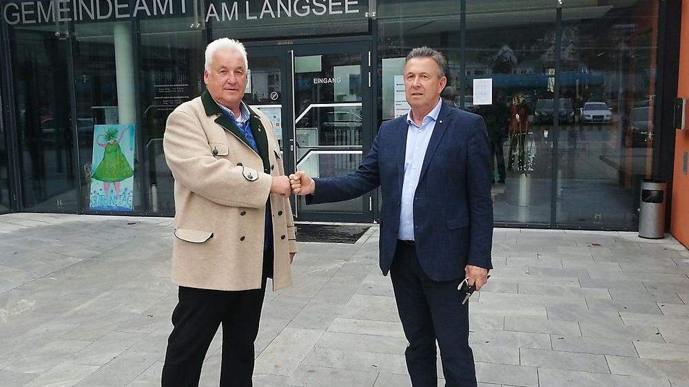 Gratulation von Konrad Seunig (rechts) an den neuen Bürgermeister Wolfgang Grilz
