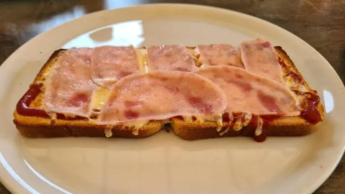 Zwei Scheiben Toastbrot mit Ketchup, Käse und Toastschinken: Der „Pizza-Toast“ um 7,50 Euro
