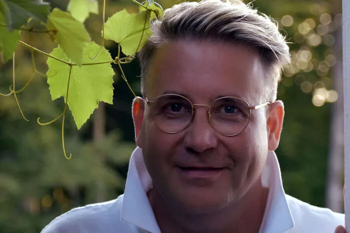 Meine letzte gute Entscheidung war, dem Weingut Kästenburg nach dem verheerenden Brand zu helfen und dabei gleich einen eigenen Wunsch zu verwirklichen. Wie? Mit einer hochwertigen Imbissbude an der südsteirischen Weinstrasse!