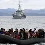 Frontex-Schiff (im Hintergrund) vor der griechischen Küste in Lesbos: Untersuchungen über illegale Pushbacks