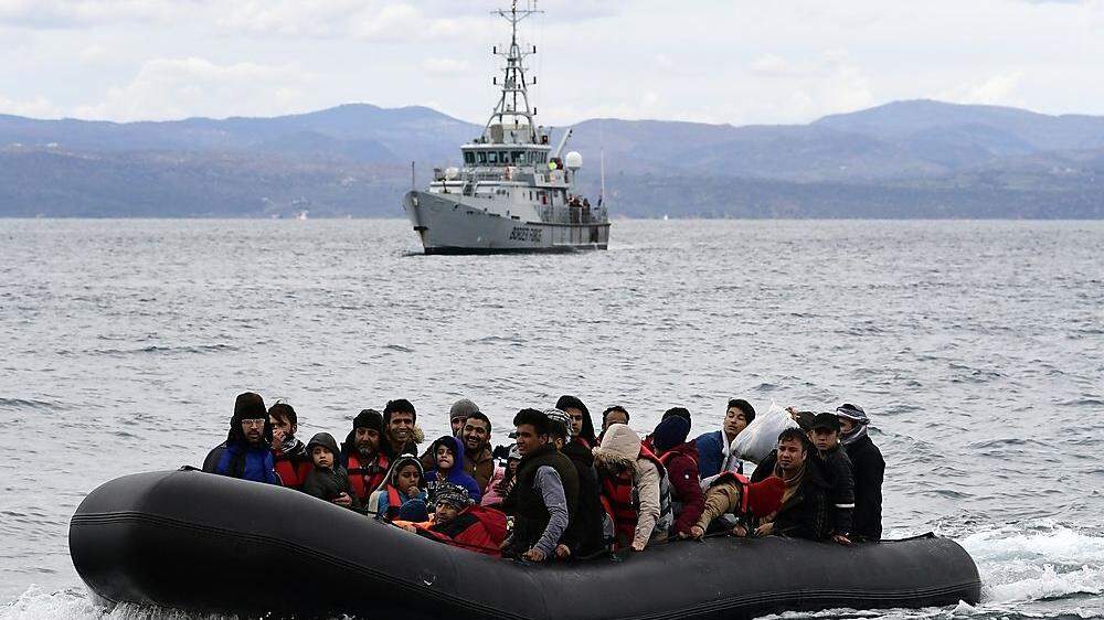 Frontex-Schiff (im Hintergrund) vor der griechischen Küste in Lesbos: Untersuchungen über illegale Pushbacks