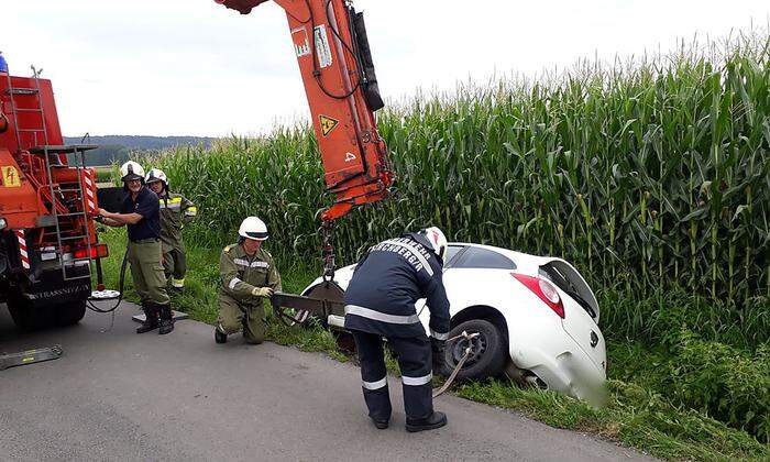 Die Feuerwehr Feldbach kam mit dem Kranfahrzeug zur Hilfe