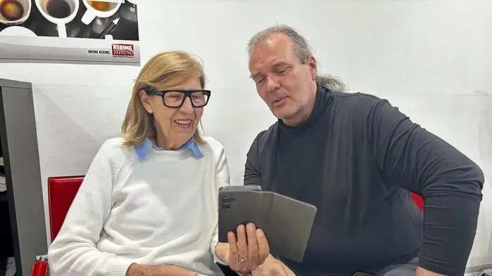 Eine Frau und ein Mann schauen auf ein Handy