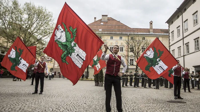 Mit Militärmusik und einem Fahnengruß der Fahnenschwinger wurde der Festakt einbegleitet.