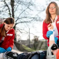 Es gibt Informationen über das Jugendrotkreuz und seine Aufgaben, praktische Präsentationen zur Ersten Hilfe sowie eine offene Fragerunde