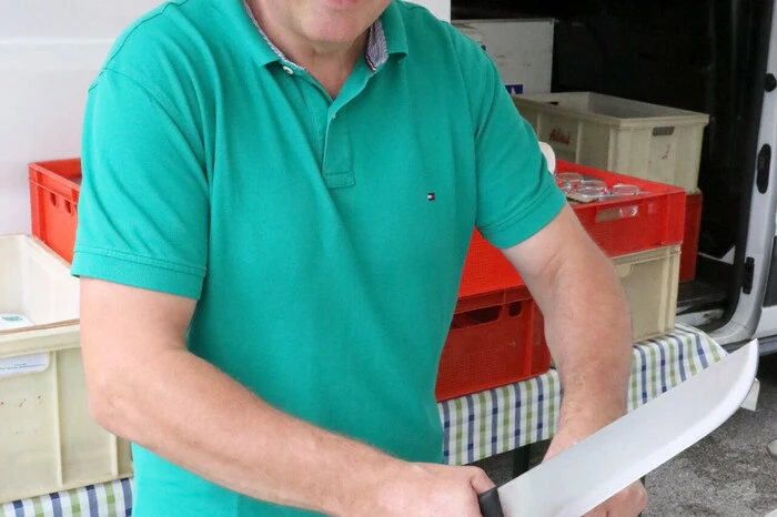 Cheforganisator Johann Krall (Foto) konnte bereits in aller Früh beim Einkaufen von Salami, Schinken, Honig, Eier, Brot unter anderen Forstexperten Ulf Pirolt, die Gemeindebediensteten Mario Juvan und Helene Scheiber, Gastwirt Willi „Fitte“ Domenig sowie den technischen Angestellten Peter Krall willkommen heißen. 