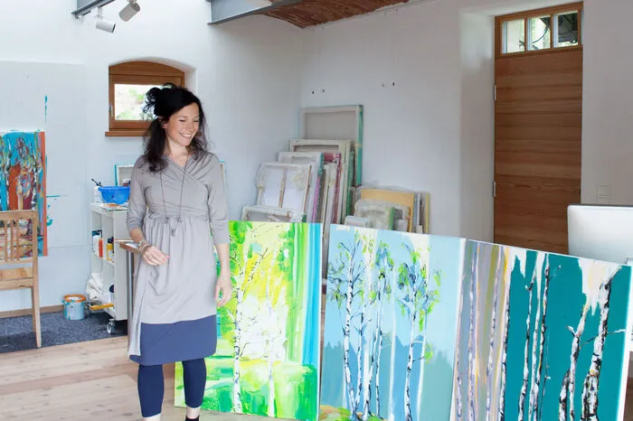 Aus einem Stall wurde ein Atelier, in dem nun Kathrin Siegl Raum für ihr malerisches Schaffen hat; Motiv einer aktuellen Bilderserie sind die hofeigenen Birken.