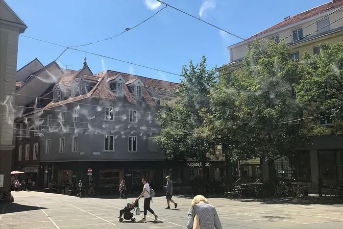 Im Sommer 2020 wagte die Stadt ein Experiment und überspannte den Platz mit Sprühnebelanlagen. Allein: Der Hitze konnte der feuchte Nebel nur wenig anhaben