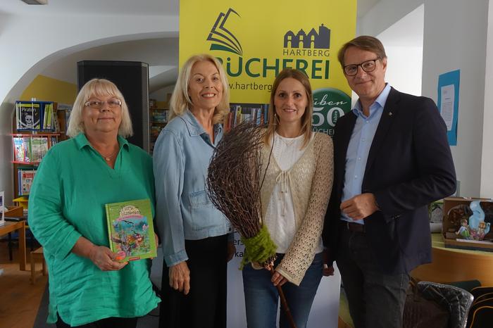 Autorin Eleni Livanios (zweite von rechts) begeisterte die Volksschüler bei ihren Lesungen in der Stadtbücherei Hartberg