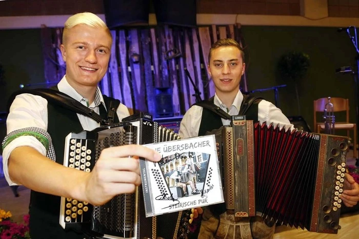 Zur Jubiläumsfeier "10 Jahre - Die Übersbacher" und CD-Präsentation der beiden Harmonika-Virtuosen Sebastian Thier und Alexander Mirth.